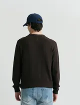Sweater de punto con escote redondo, confeccionado en algodón con textura de punto fantasía en cuerpo y mangas, y terminaciones en punto canalé en cuello y puños.