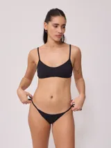 Bombacha de bikini fucsia con tiras laterales regulables para atar en los laterales.