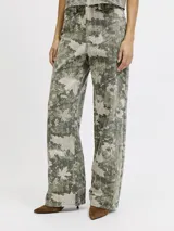 Pantalón de tiro alto, corte recto y amplio, confeccionado en sarga resistente con un estampado all-over camuflado en tonos verde militar y beige, con líneas verticales de pespuntes claros. Cuenta con cierre de cremallera y bolsillos delanteros y traseros.