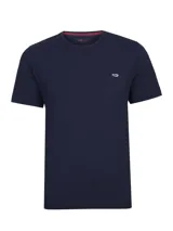 Remera de manga corta en color azul marino, con cuello redondo y pequeño logo de la marca bordado en el pecho.