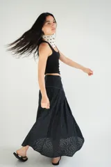 Falda larga negra con diseño de caderín y tablas.