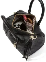 Bolso bandolera tipo duffle de color negro, confeccionado en piel sintética granulada con diseño acolchado de rombos. Cuenta con doble asa superior, correa ajustable y desmontable, y herrajes metálicos en tono dorado.