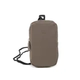 Bandolera mini color taupe, de poliéster, con correa regulable, acceso con cierre, un compartimento, un bolsillo interno con cierre y dos bolsillos externos abiertos.