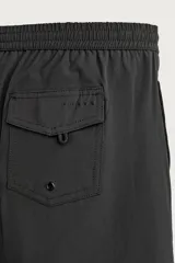 Short de baño negro de tejido técnico con estructura ripstop resistente a desgarros, cintura ajustable con cordón y bolsillos laterales.