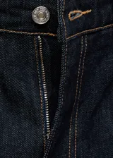 Jeans de tiro alto y corte slim fit, con diseño crop y cinco bolsillos. Presenta cierre frontal con cremallera y botón, y costuras en contraste.
