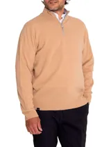 Sweater color marrón claro de tejido de punto con cuello alto y medio cierre frontal.