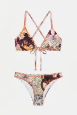 Conjunto de bikini con estampado botánico y marino, compuesto por un corpiño triangular con tirantes cruzados en la espalda y cordón ajustable en el centro, y una bombacha clásica.
