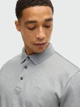 Remera polo de manga larga Boss en color azul marino, confeccionada en algodón interlock. Presenta cierre frontal de dos botones, cuello camisero clásico y sutil logotipo bordado en el pecho.