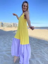 Vestido amarillo con corte imperio y falda lila con volados.