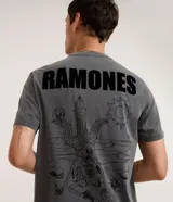 Remera gris de algodón con estampa de la banda Ramones en la espalda.