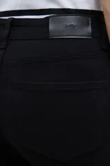Pantalón de corte recto en color negro, con cierre frontal y bolsillos laterales. Diseño clásico de tiro medio.