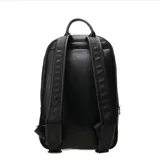 Mochila Tiffosi de cuero sintético blanco con diseño acolchado hexagonal, detalles en negro y bolsillo frontal con cierre.