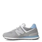 Championes urbanos New Balance modelo 574, combinando tonos de gris y celeste. Presentan una estructura de gamuza y paneles de malla técnica, con el logo N característico en los laterales y entresuela con tecnología ENCAP para mayor amortiguación.