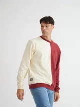 Buzo a la base con bloque de color en vertical, azul y verde. Bordado en pecho. Felpa con friza.