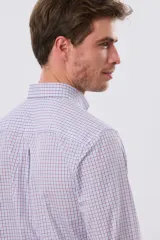 Camisa de manga larga con diseño a cuadros en tonos azul, blanco y rojo, cuello camisero abotonado, bolsillo en el pecho con logo bordado y cierre frontal con botones.