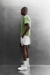 Remera de entrenamiento regular fit de Zara Athleticz, confeccionada en tejido técnico verde melange con estructura, ligero y elástico. Cuenta con tecnología Quick Dry nivel 2, cuello redondo, manga corta, costuras planas y detalle de logo estampado.