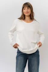 Remera de manga larga en color marrón, de corte relajado, con cuello redondo amplio y dobladillo redondeado.