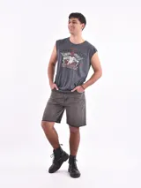 Musculosa sin mangas color gris melange, con cuello redondo y corte oversize. Presenta un estampado frontal con texto en tipografía estilo 'hot rod' y un coche antiguo.