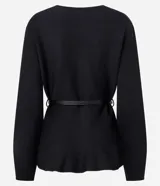 Cardigan de punto color negro con escote en V profundo, mangas largas y bajo con diseño peplum. Incluye un cinturón fino de material sintético con punteras metálicas para ajustar a la cintura.