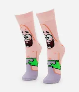 Par de medias de caña alta con diseño de Patricio Estrella de Bob Esponja, con cuerpo rosado, short de baño verde y pies lilas.