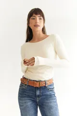 Cinto de cuero marrón con detalle de tachas metálicas circulares en tonos plateados y dorados, con hebilla metálica clásica.