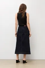 Falda midi de denim en color azul oscuro, con cierre frontal de botones metálicos y costuras a la vista.