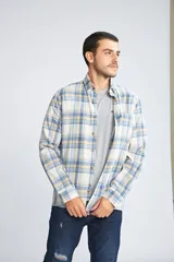 Camisa de viyela a cuadros color ladrillo, azul y blanco, de corte slim fit, manga larga, con bolsillo en el pecho y logo bordado.