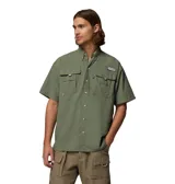 Camisa de manga corta Columbia, diseñada para actividades al aire libre y pesca. Presenta cuello abotonado, cierre frontal con botones, cuatro bolsillos frontales con solapa y ventilación en la espalda. Confeccionada en tejido técnico de secado rápido con protección solar.