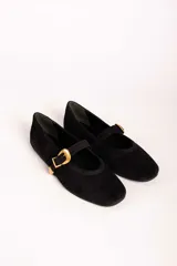 Ballerinas de gamuza color marrón con punta redondeada, tira sobre el empeine y hebilla metálica dorada decorativa.