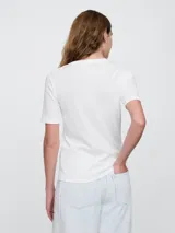 Remera negra de modal, de corte ajustado, con cuello redondo y mangas cortas.