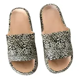 Chancletas tipo ojota de goma con diseño de animal print, suela antideslizante y ajuste cómodo.