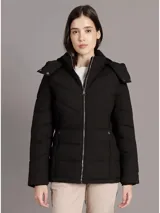 Campera puffer acolchada Calvin Klein de color negro, con diseño de silueta corta, capucha integrada, cierre frontal de cremallera metálica y bolsillos laterales.