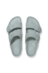 Sandalias Birkenstock Arizona hechas de EVA color verde agua, con dos correas ajustables con hebillas.