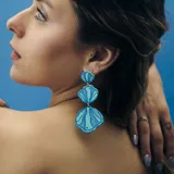 Aros colgantes con forma de conchas marinas en color celeste con detalles en azul.