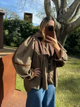 Camisa marrón con espalda lisa, mangas abullonadas de terciopelo y cuerpo de tweed.