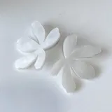 Par de aros colgantes con forma de flor de cinco pétalos, color blanco perlado.