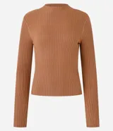 Blusa de punto color blanco con cuello alto y manga larga.