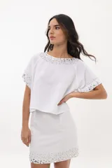 Minifalda blanca de lino y algodón, con bordado de lentejuelas plateadas en el ruedo.