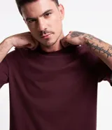 Remera basica masculina Marfinno de corte comfort, confeccionada en algodon peruano de color azul marino, con cuello redondo y mangas cortas de diseño liso.