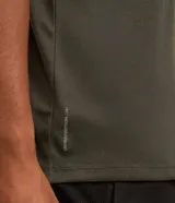 Remera deportiva de manga corta y cuello redondo, color azul, confeccionada en tejido de poliéster con tecnología Dry para mayor transpirabilidad.