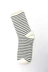 Pack de tres pares de medias estilo crew con diseños variados: un par a rayas horizontales blancas y negras, un par con estampado animal print en tonos rosado y negro, y un par con estampado animal print en tonos blanco y naranja.