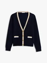 Cárdigan de punto azul marino con cuello en V, cierre frontal con botones dorados y bolsillos delanteros con ribetes en contraste. Presenta detalles en lurex en el cuello y los bolsillos, y logo de la marca bordado en el pecho.