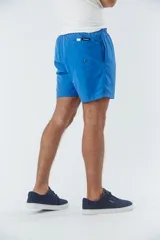 Short de baño liso color salmón, con cintura elástica ajustable mediante cordón, dos bolsillos laterales y un bolsillo posterior.