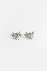 Par de aros tipo caravanas con diseño de sol radiante en metal plateado y centro de piedra circular.