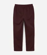 Pantalón deportivo color bordó con rayas blancas laterales, cintura elástica con cordón ajustable, bolsillos laterales y logo pequeño en el muslo.