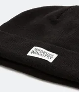 Gorro de tejido de punto color lila, estilo beanie con borde doblado y etiqueta frontal.