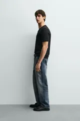 Camiseta blanca de algodón con elasticidad, corte slim fit, cuello en V y mangas cortas.