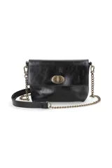 Cartera bandolera negra de cuero con cierre de broche metálico.