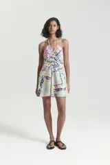 Vestido corto con estampado multicolor, escote halter y espalda descubierta.