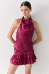 Top halter color marrón brillante, con cuello alto drapeado y espalda media baja.